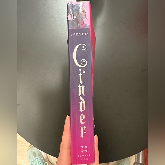 EUC Cinder paperback - Picture 4 of 4